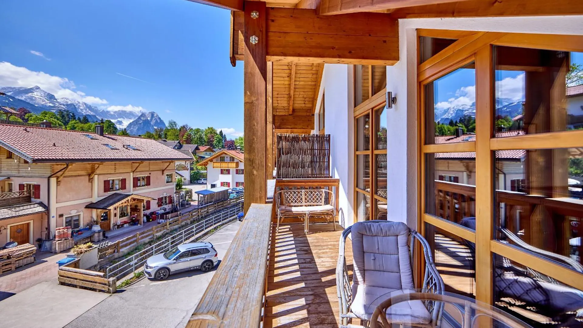 Semesterbostad Mountain Safari Garmisch - Spacious, Scenic And Steps From Adventure