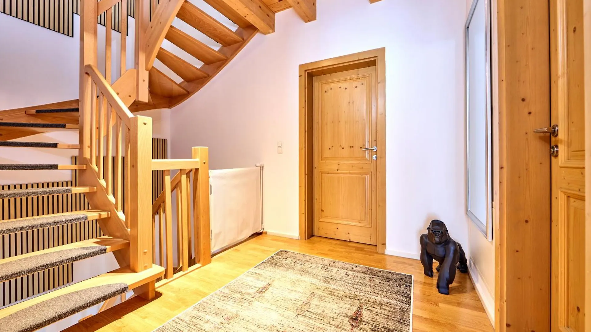 Semesterbostad Mountain Safari Garmisch - Spacious, Scenic And Steps From Adventure