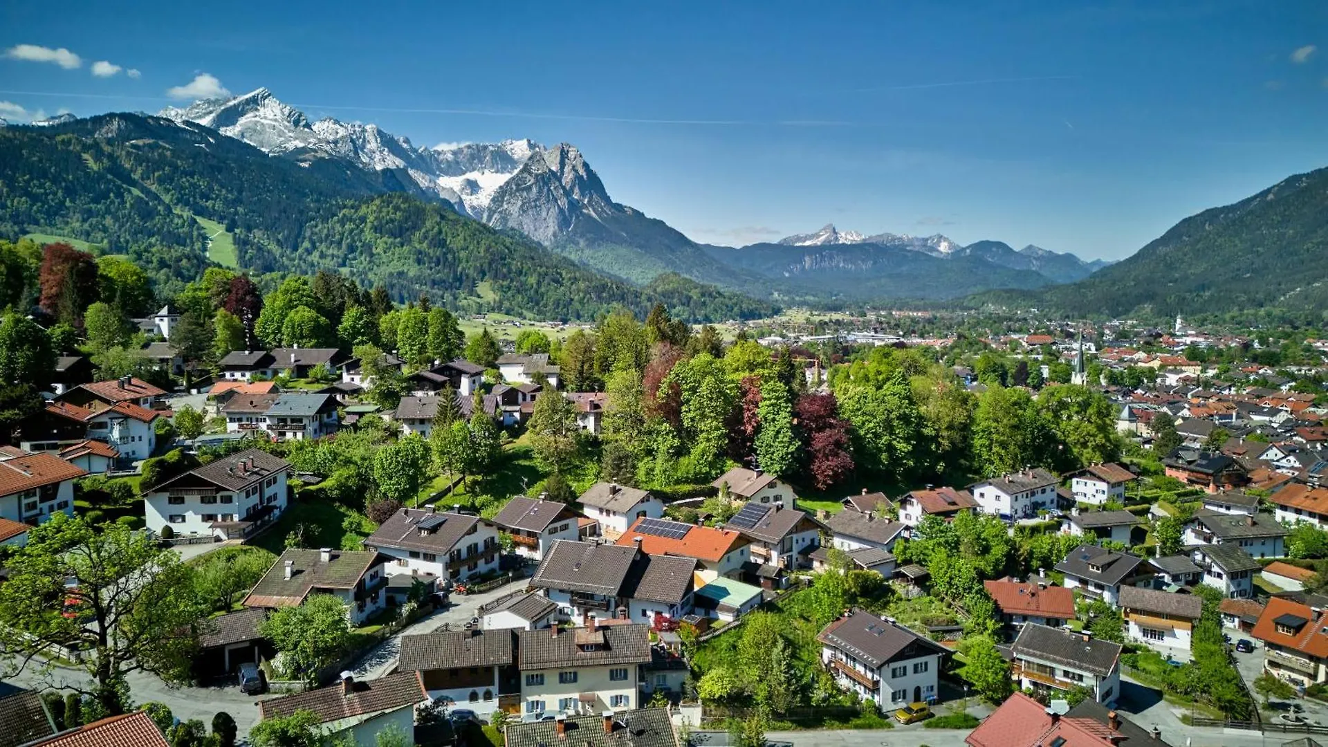 Semesterbostad Mountain Safari Garmisch - Spacious, Scenic And Steps From Adventure Tyskland